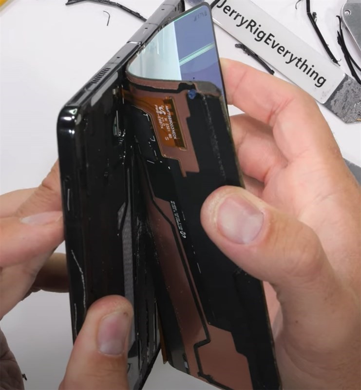 JerryRigEverything "mổ xẻ" Galaxy Z Fold 5 trong video của mình